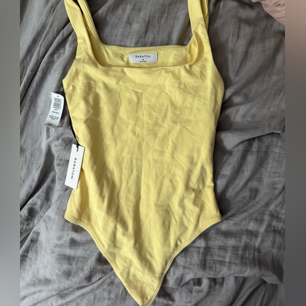 Contour Bodysuit - Babaton - Pastel Yellow - Square neck
